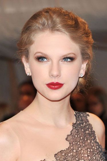 Celebrity makeup tips for people with oily skin Taylor Swift Makeup before and after oil control foundation matte makeup for acne prone skin types and transparent setting powder how to get makeup to last all day without smudging or looking greasy 